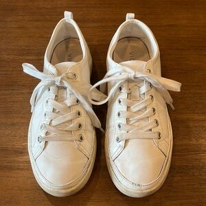 Vionic Winny Sneaker in White Leather, Size 9